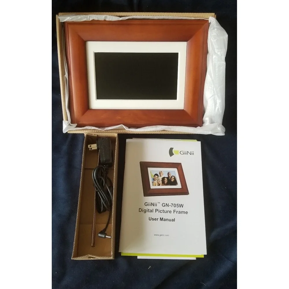 GiiNii GN-705W 7-Inch Artforme Digital Picture Wood Frame Holds 1000 Pictures